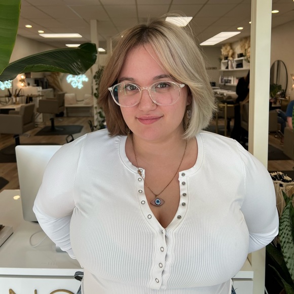 Meet your Posher, Alexis - Picture 3 of 5